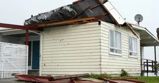 নিউজিল্যান্ডে ভয়াবহ ঝড়; রেড অ্যালার্ট জারি, বাতিল শতাধিক ফ্লাইট